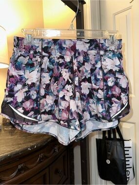 lululemon athletica hottie hots size 6 Purple Floral Running Shorts
